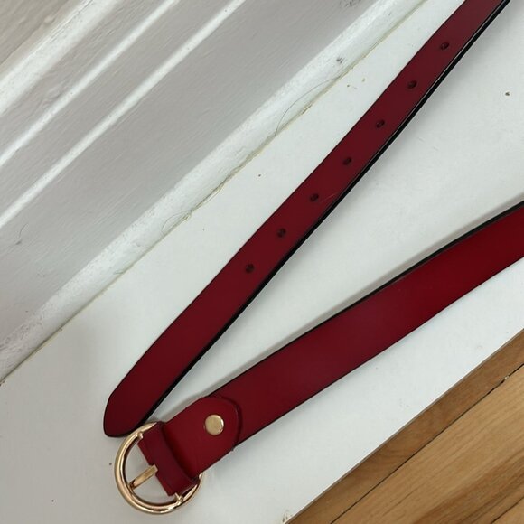 Red leather belt with round gold buckle size large - Picture 4 of 4